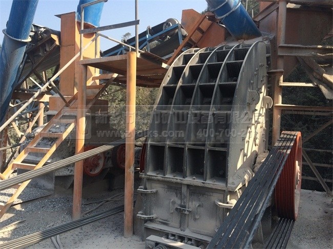 破碎機在建築工業廢(fèi)棄物的再利用和加工中起著(zhe)重要的作用